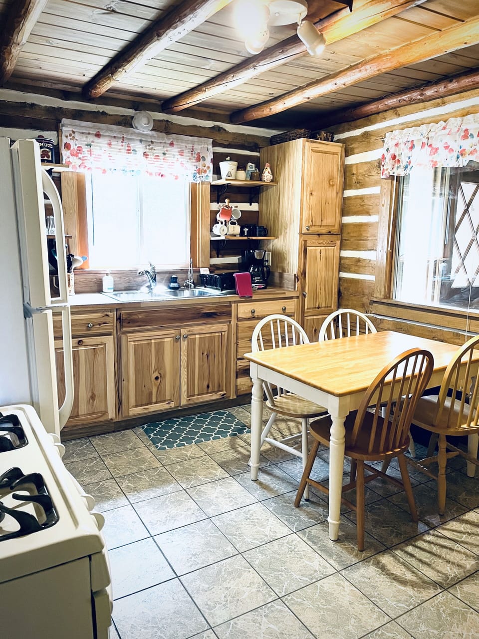 Fully equipped kitchen with seating for 4
