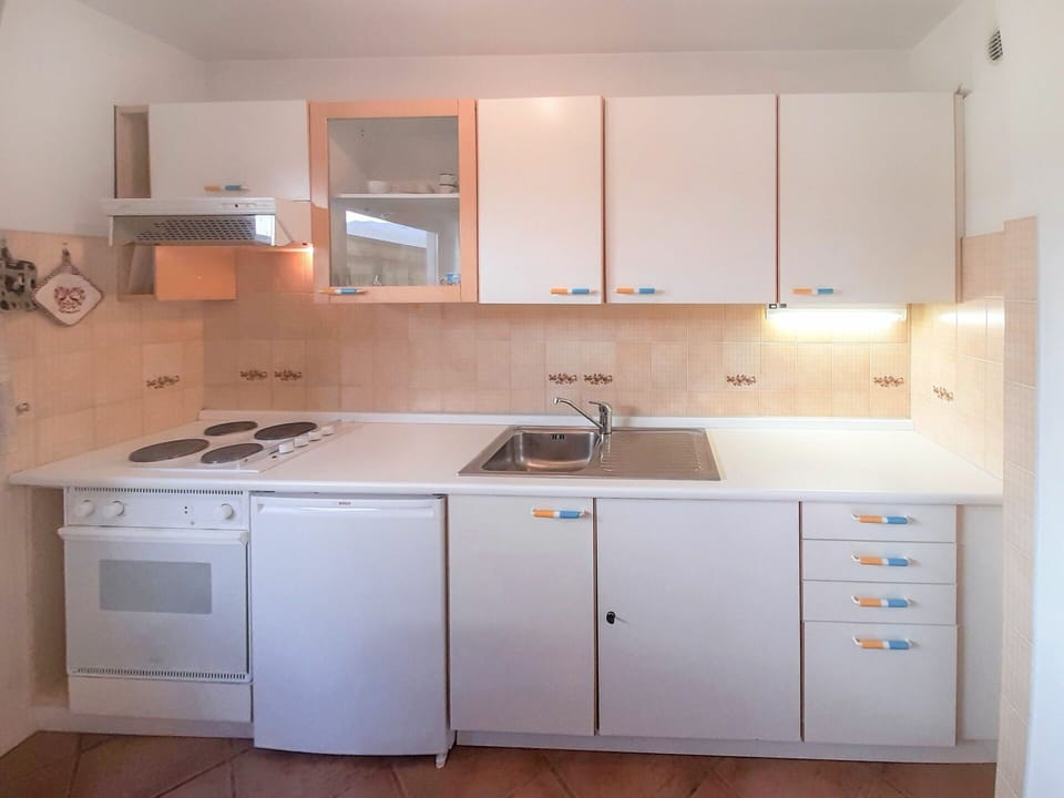 Countertop, Cabinetry, Kitchen Sink, Sink, Property, Furniture, Building, Tap, Kitchen Appliance, Kitchen