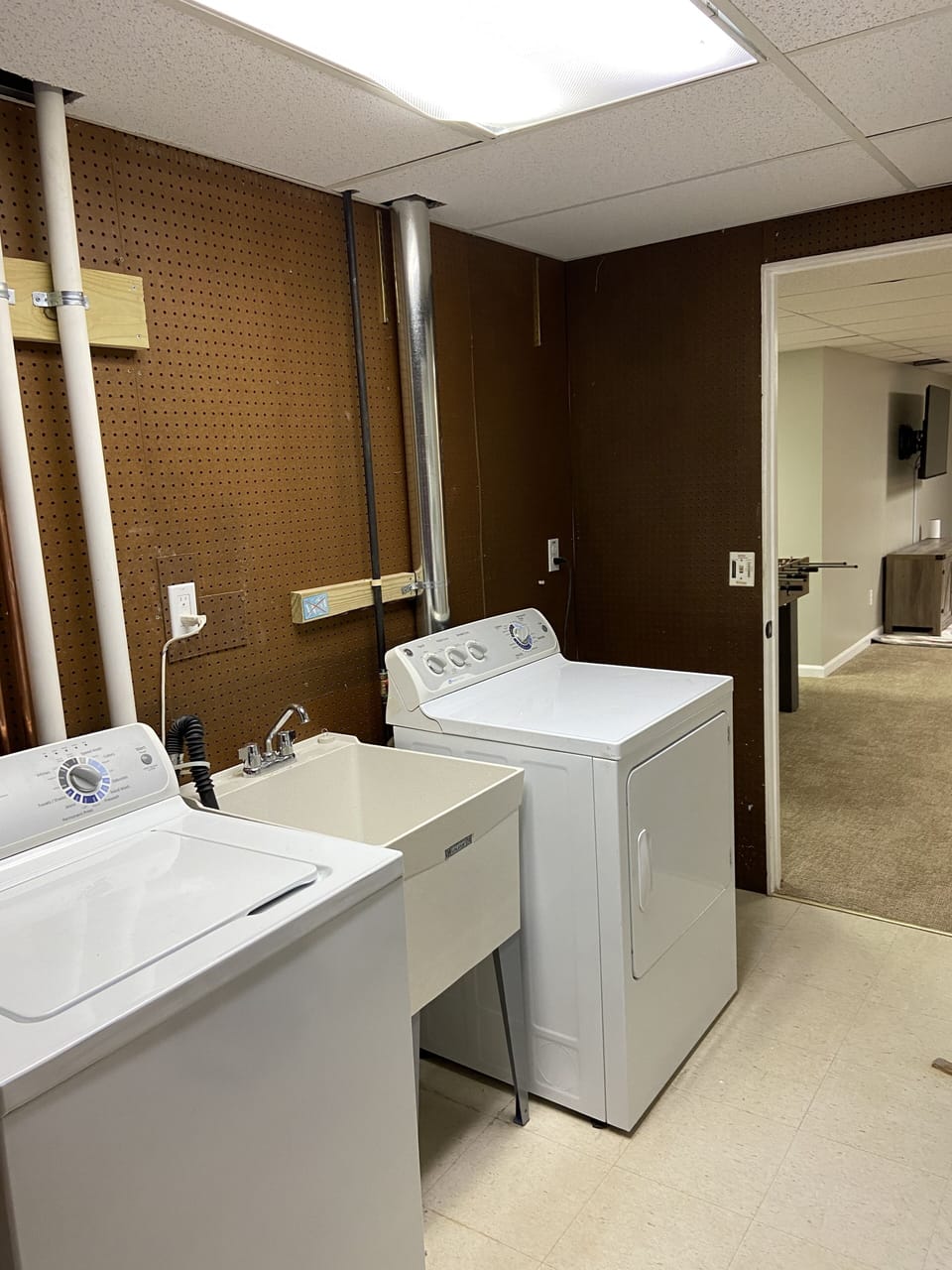 Laundry room with utility tub 