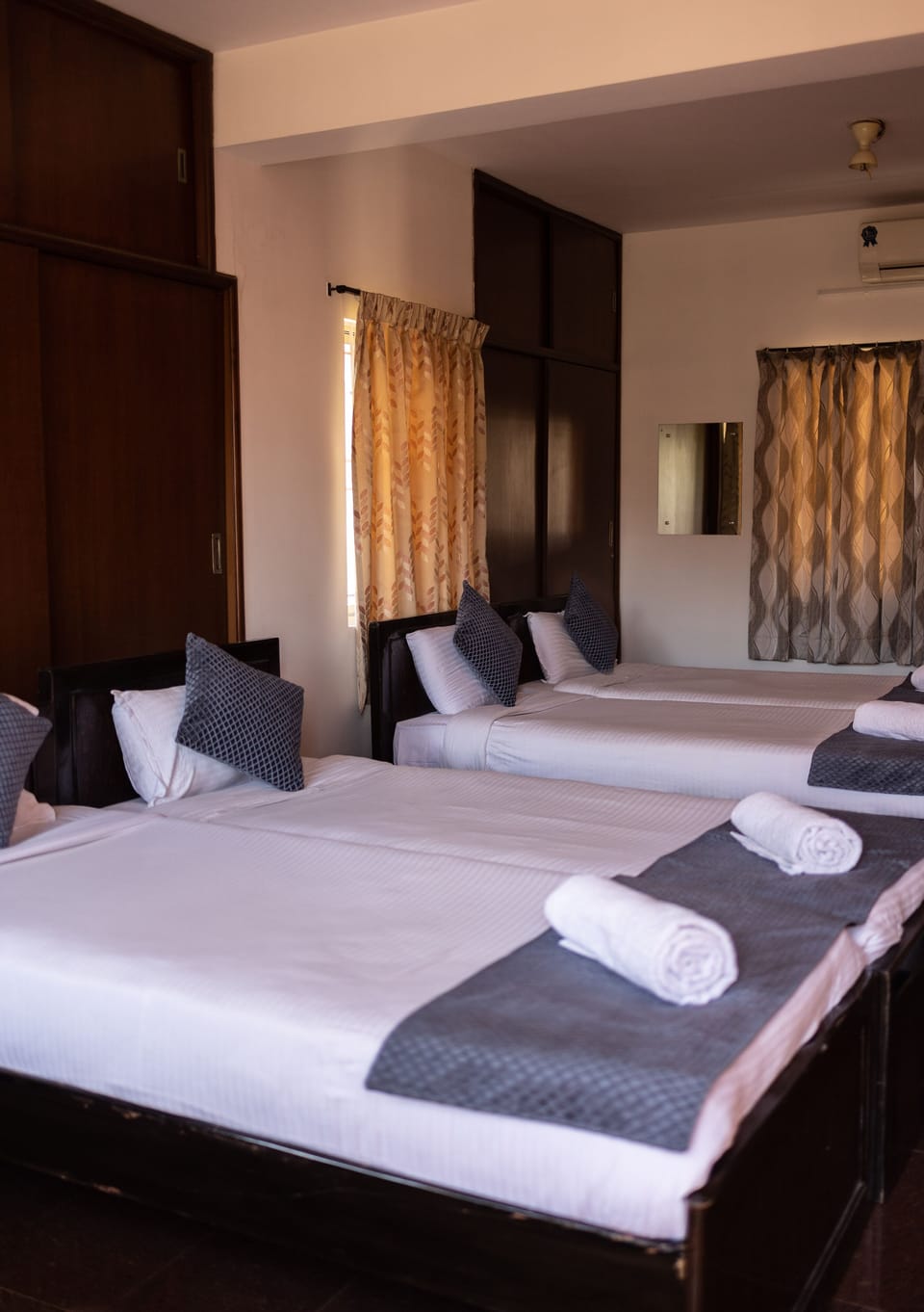 Family Room | Desk, free WiFi, bed sheets