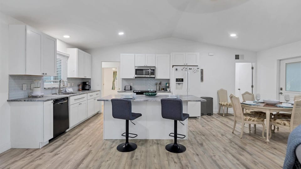 Beautiful, fully-equipped kitchen