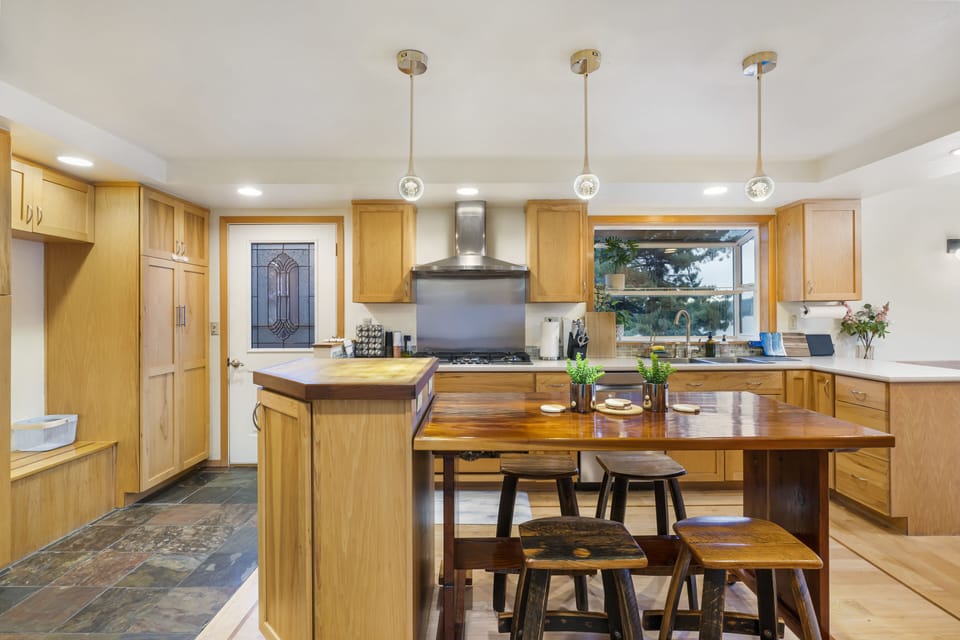 Sit up at the stylish breakfast bar and enjoy a stack of pancakes