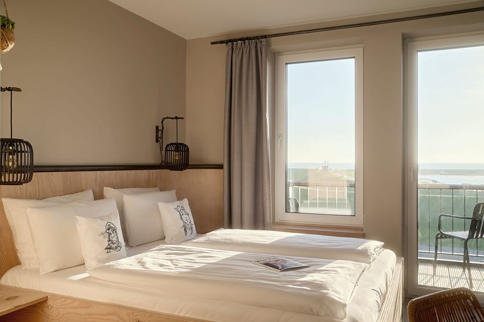 Comfort Room, Balcony, Ocean View | Hypo-allergenic bedding, free WiFi, bed sheets