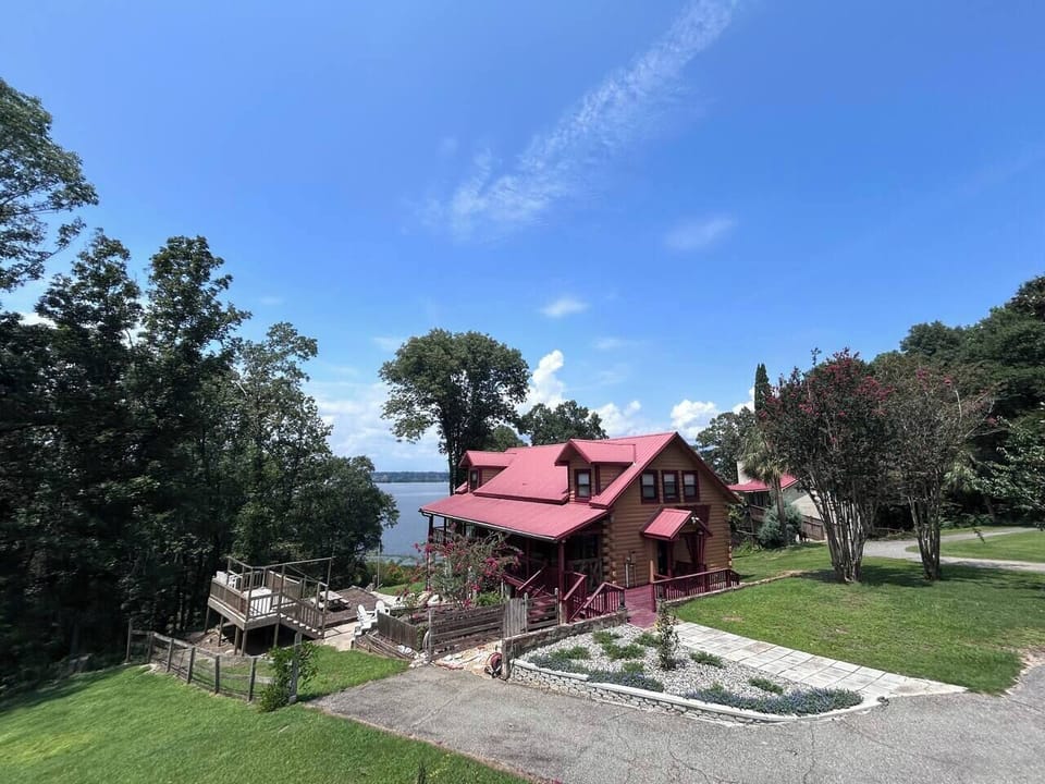 Perched on a wooded bluff overlooking Lake Eufaula, Don Quixote gives you room to gather, slow down and enjoy the view.