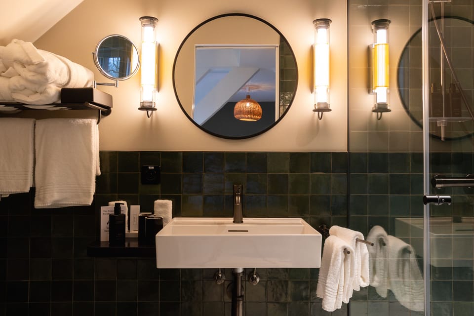 Lodge Double | Bathroom | Shower, free toiletries, hair dryer, bathrobes
