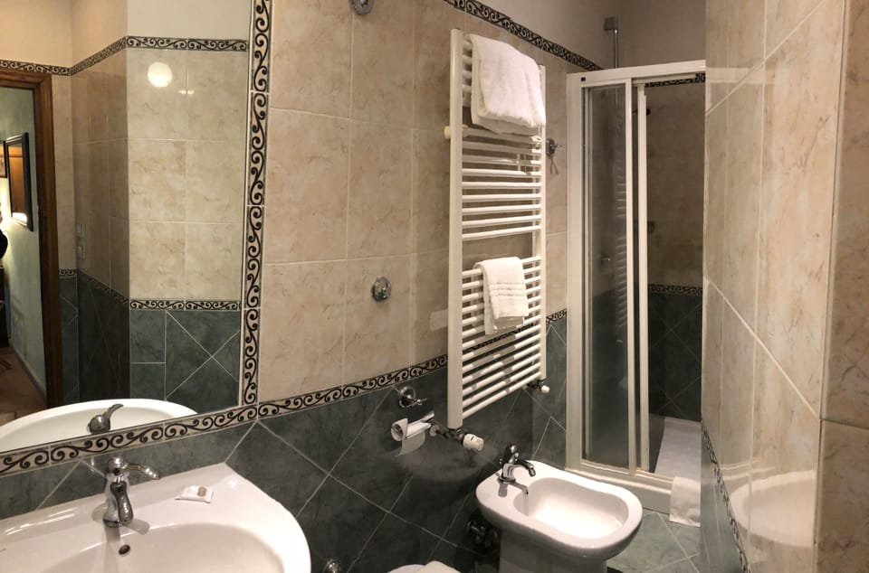 Superior Double Room, 1 Bedroom | Bathroom | Shower, free toiletries, hair dryer, bidet