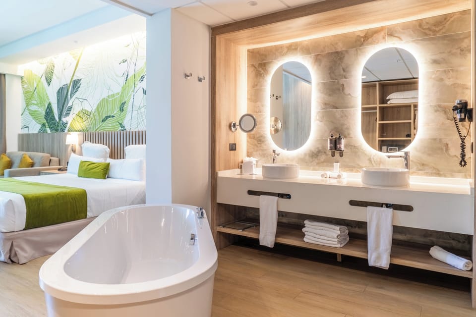 Master Suite with Elite Service | Free minibar, in-room safe, desk, laptop workspace