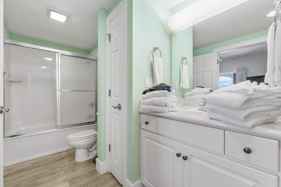 Clean bathroom with a shower-tub combo and ample counter space