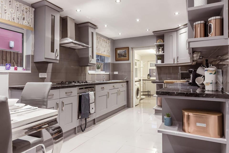 House | Private kitchen | Fridge, microwave, oven, stovetop