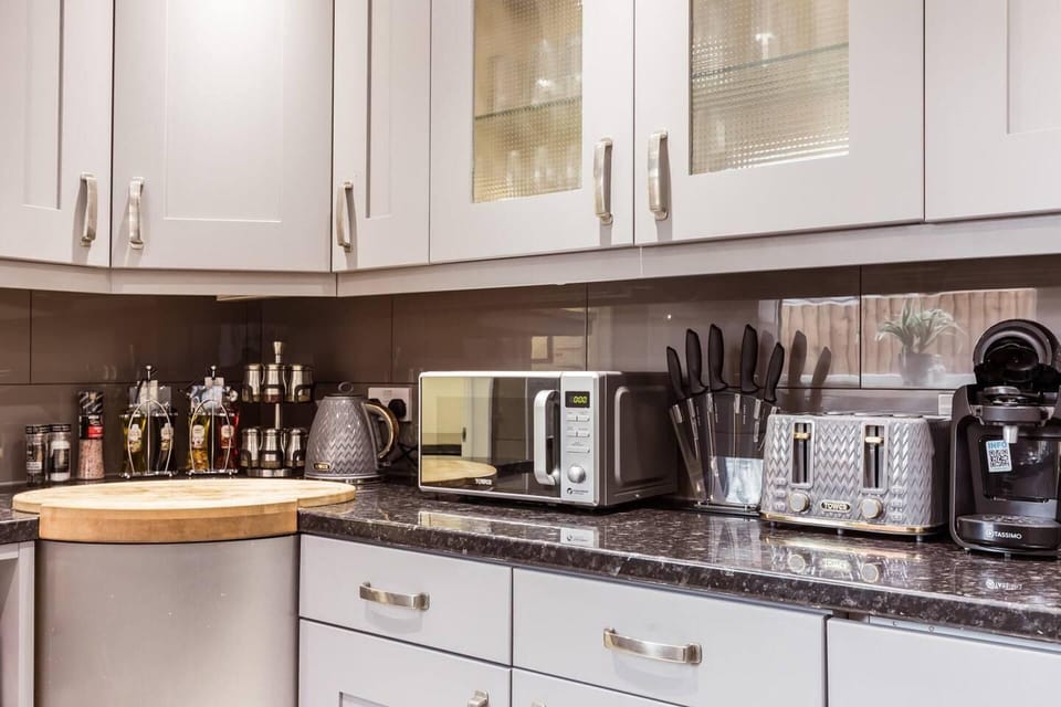 House | Private kitchen | Fridge, microwave, oven, stovetop