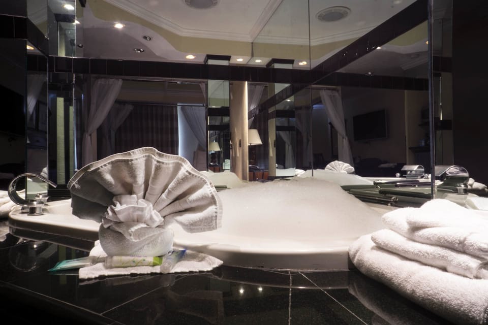 Honeymoon Room | Private spa tub