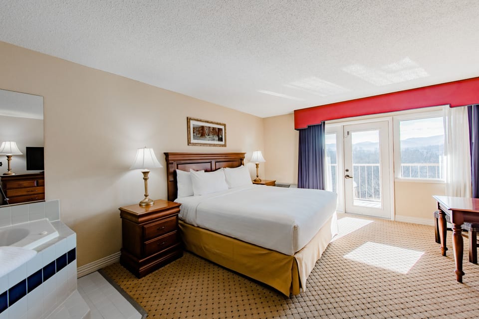 Hotel - Superior King | Living area | 37-inch LCD TV with digital channels, TV, pay movies
