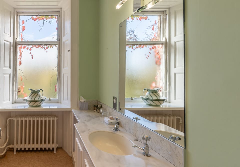 Double Room (Master) | Bathroom | Combined shower/tub, hair dryer, towels