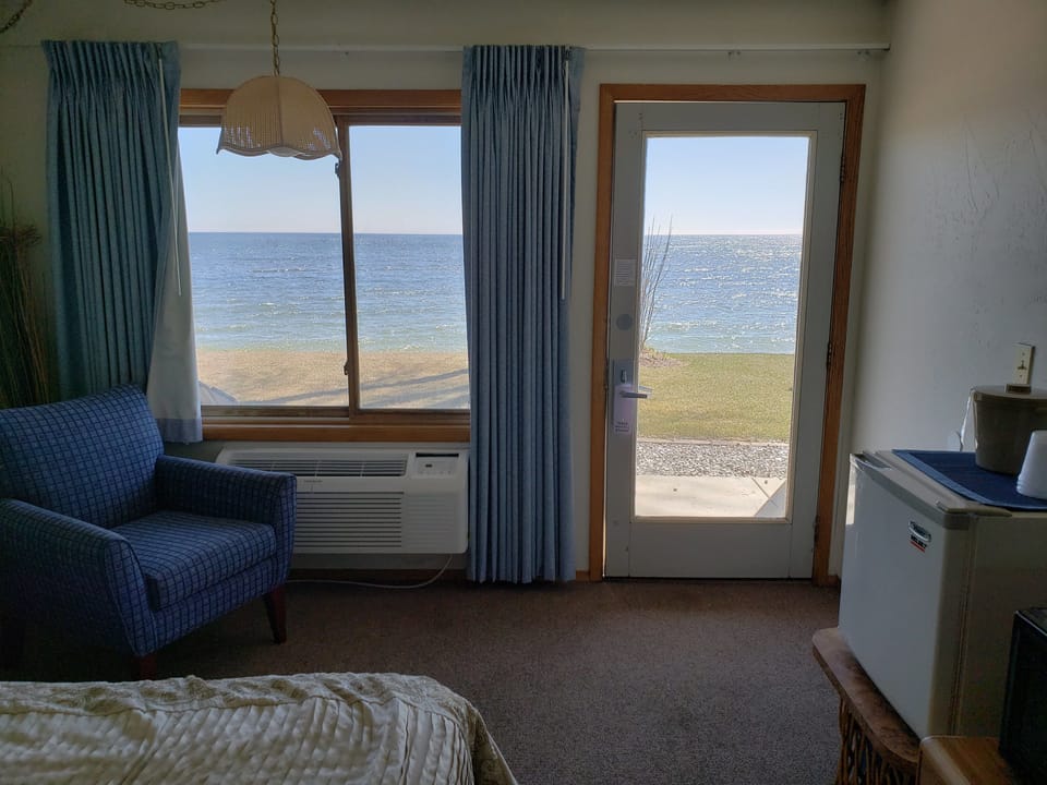Beachfront Whirlpool King Unit | Iron/ironing board, free WiFi, bed sheets