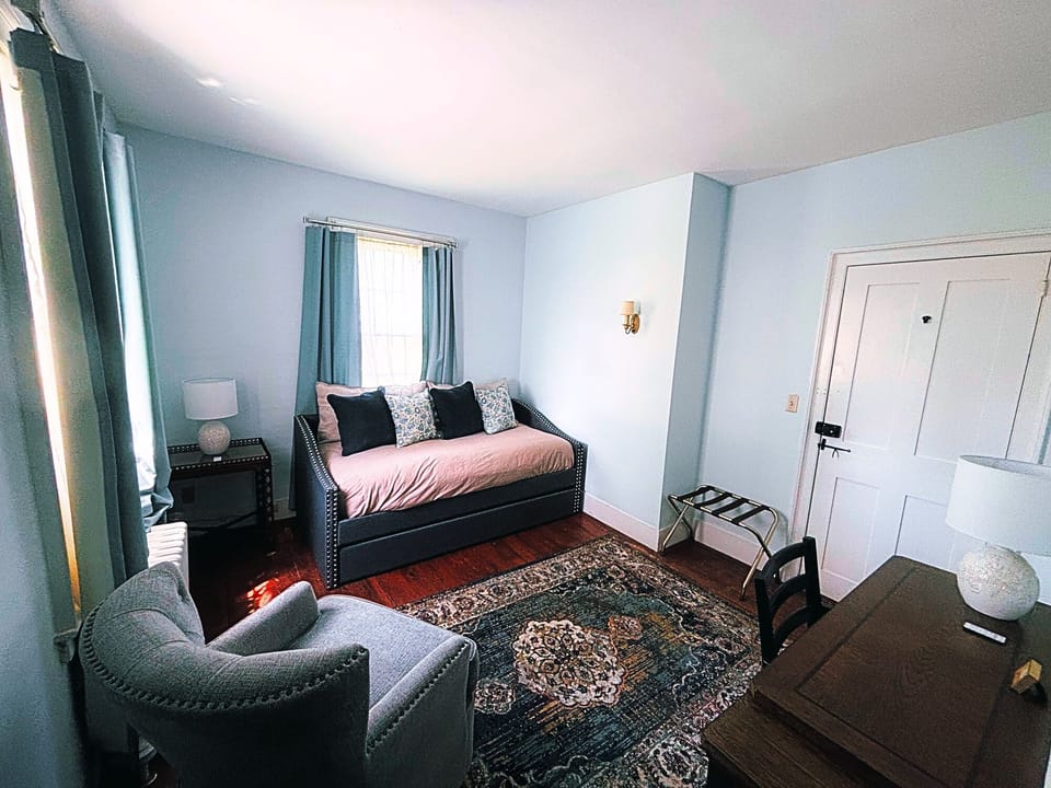 Northfield-Emily Suite | Premium bedding, WiFi (free), individually decorated