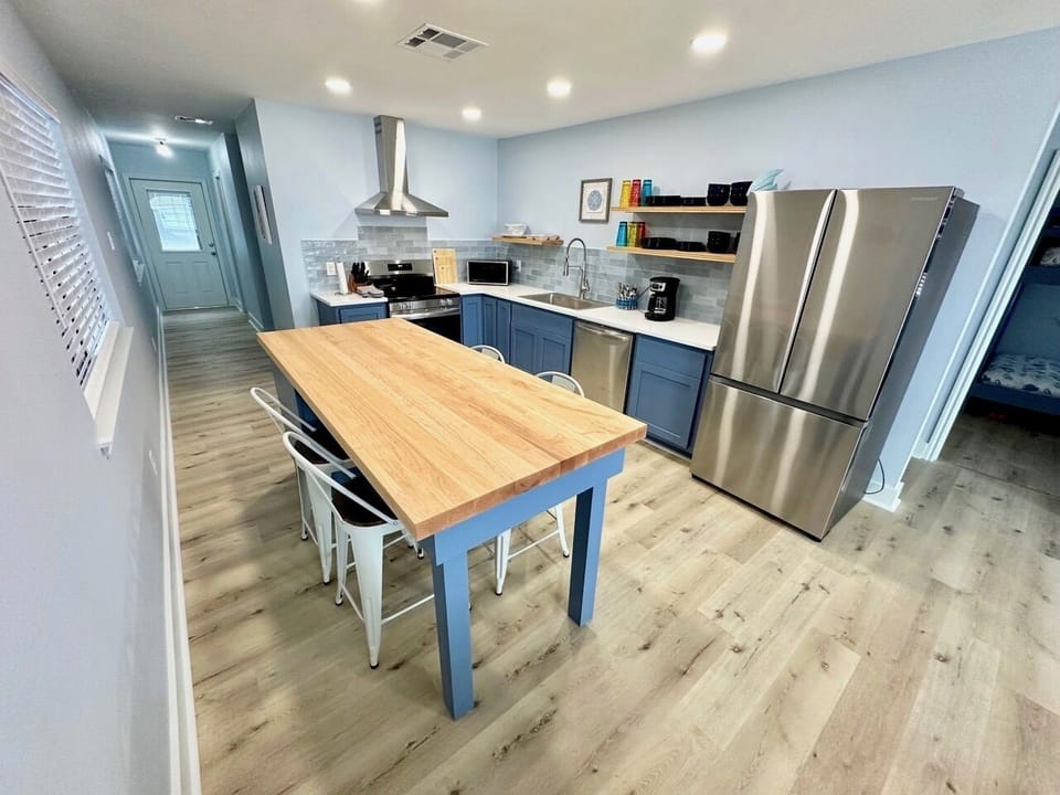 Kitchen with Island and seating
