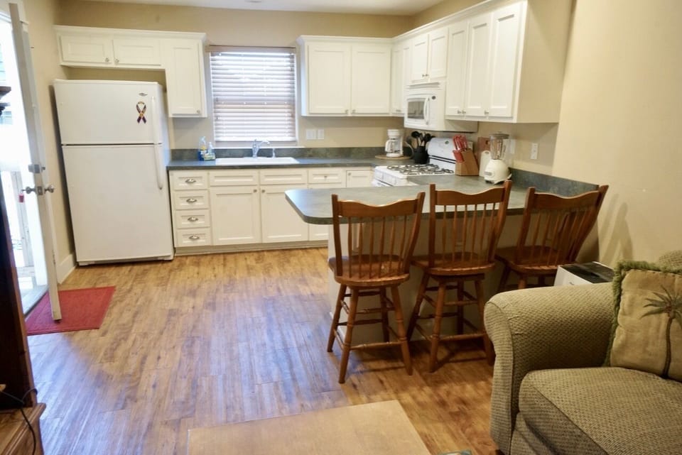Down Unit kitchen and breakfast areas
