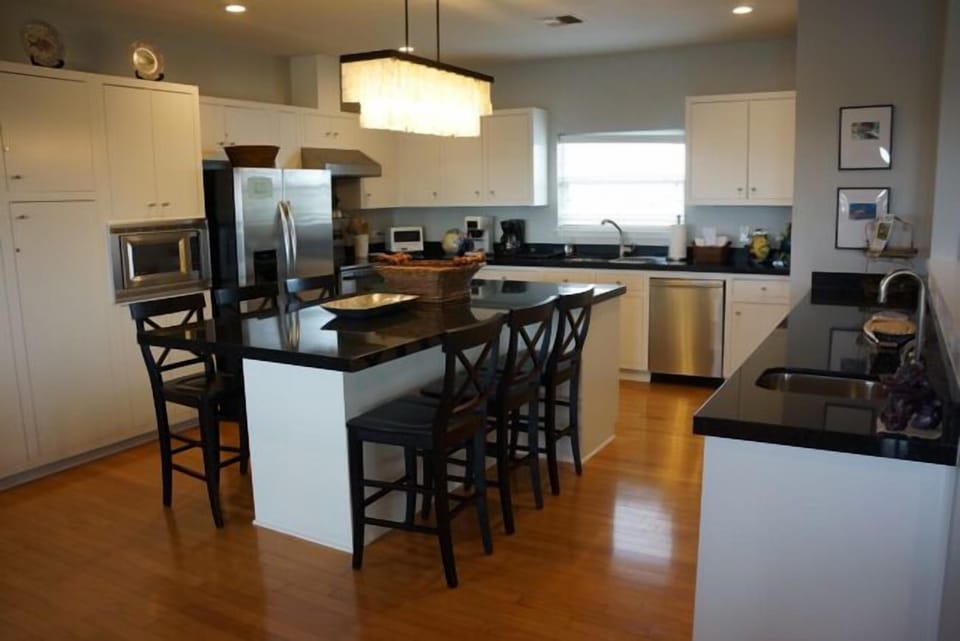 Kitchen and Breakfast Bar