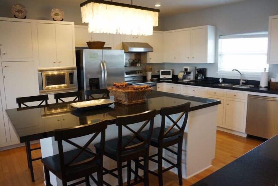 Kitchen and Breakfast Bar