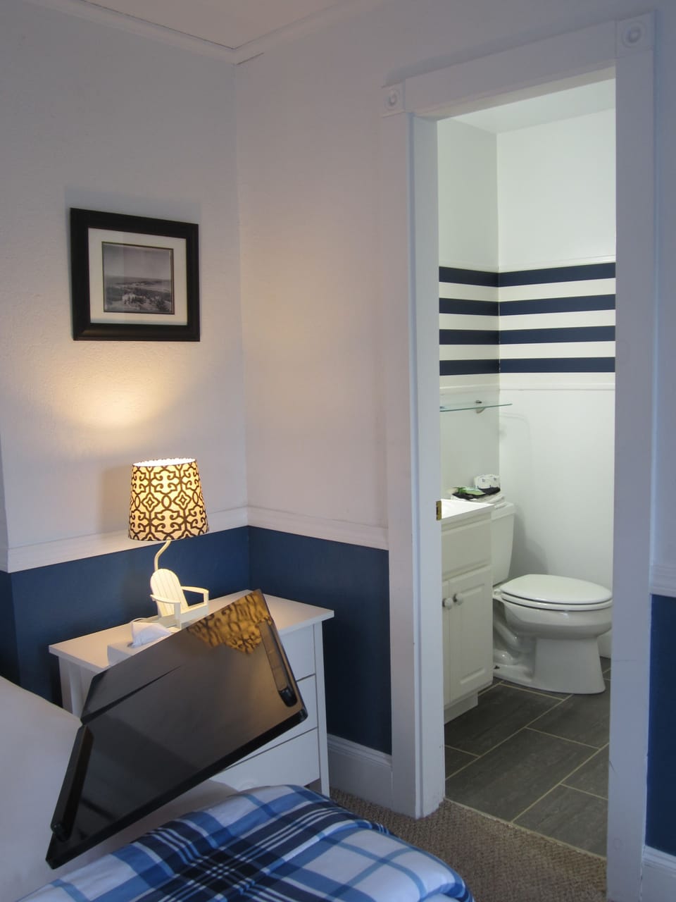 Room, 1 Queen Bed | Bathroom | Free toiletries, hair dryer, towels, shampoo