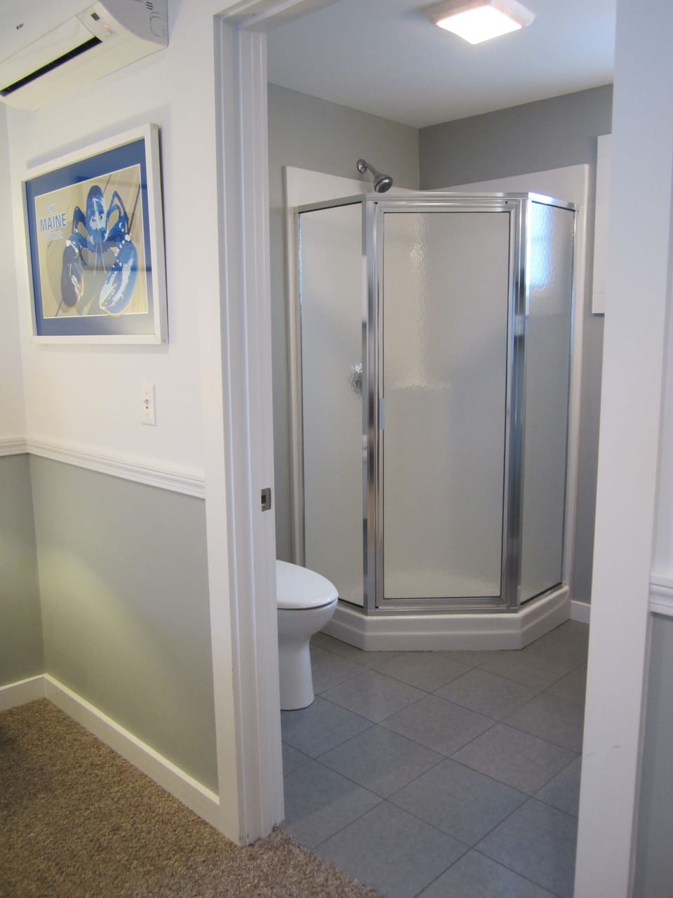 Room, 1 King Bed | Bathroom | Free toiletries, hair dryer, towels, shampoo
