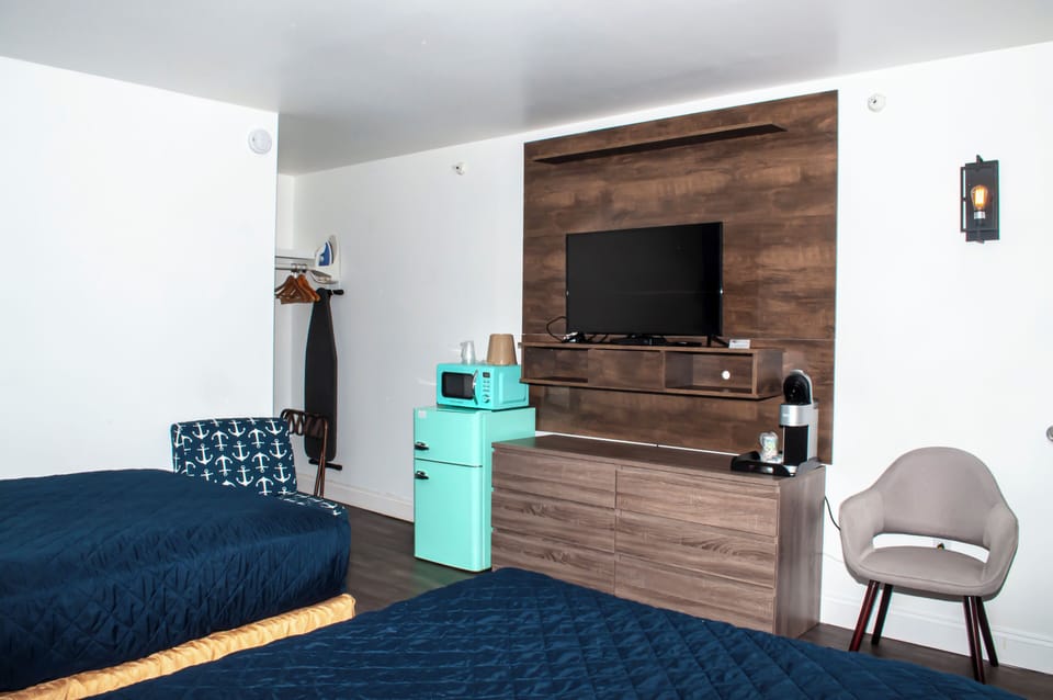 Deluxe King, 1 King Bed | Iron/ironing board, free WiFi, bed sheets