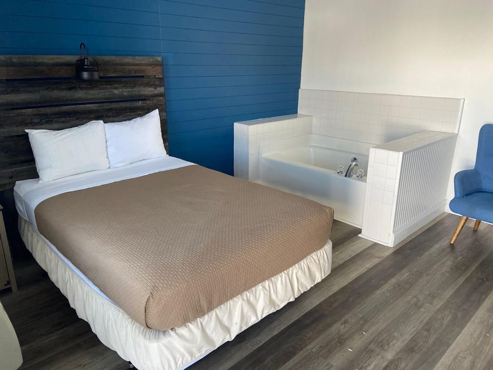 Standard Room, 1 King Bed | Iron/ironing board, free WiFi, bed sheets