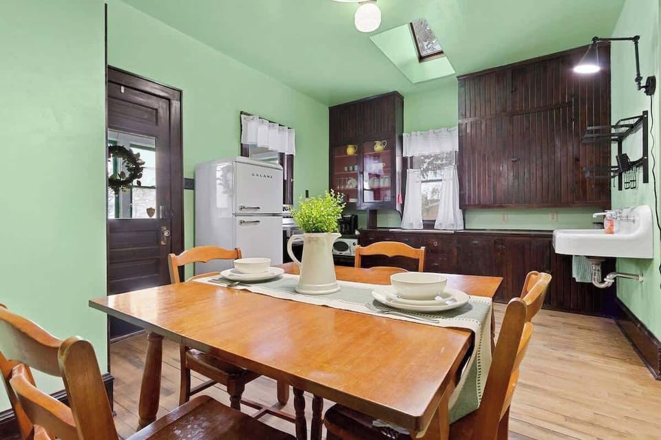 Dining Room with Seating for 6 – Family Friendly
