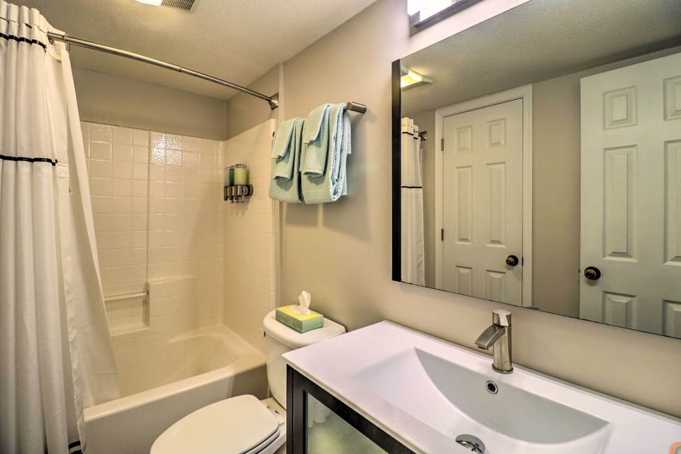Full Bathroom | 1st Floor | Towels Provided