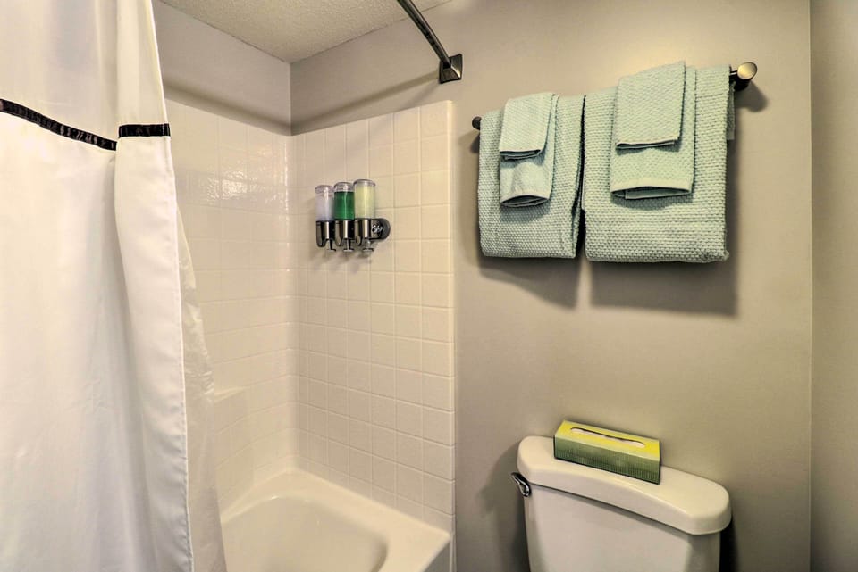 Full Bathroom | 1st Floor | Complimentary Toiletries