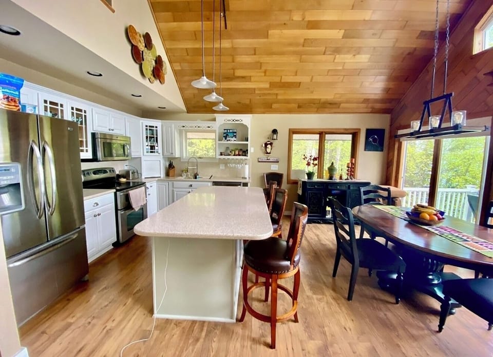Full kitchen kitchen with panoramic lake and Denali views