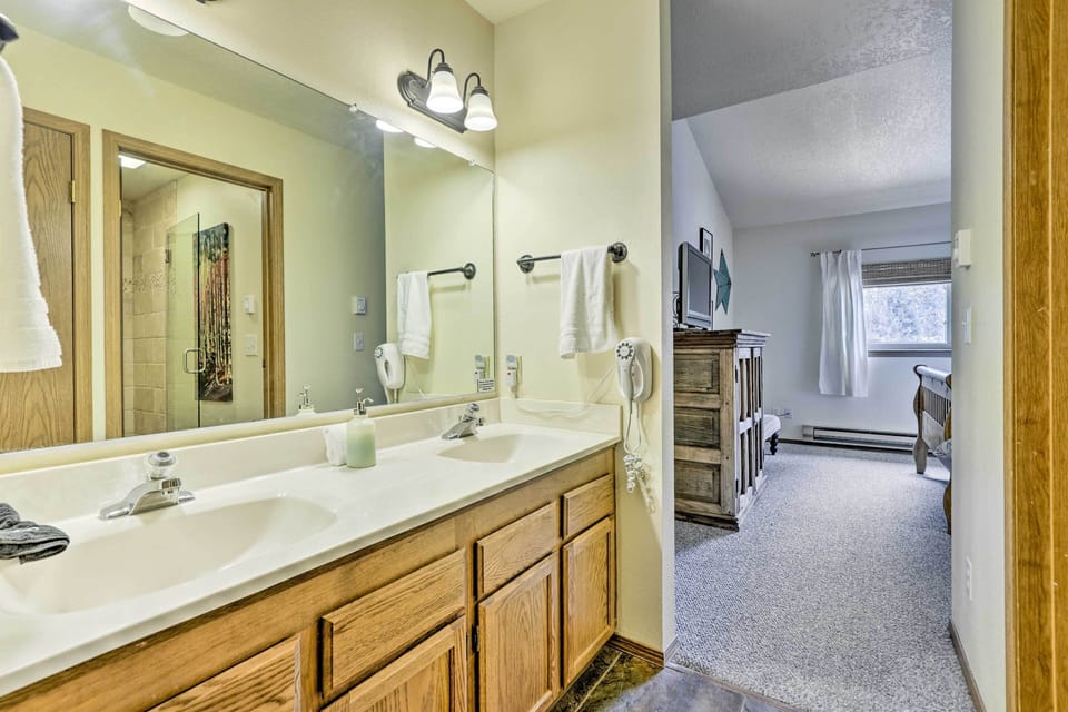 Full Bathroom | Complimentary Toiletries