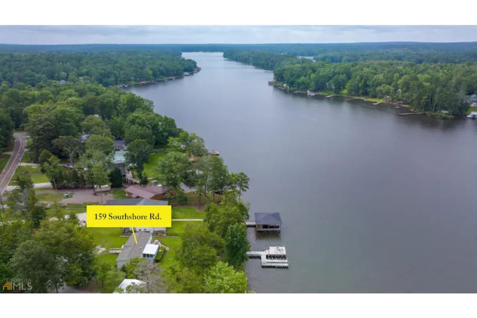 Sunset BnB is located on deep water.