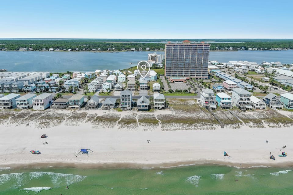 Across from white sand, Sea La Vie offers a pool, 6BR, and room for 20!