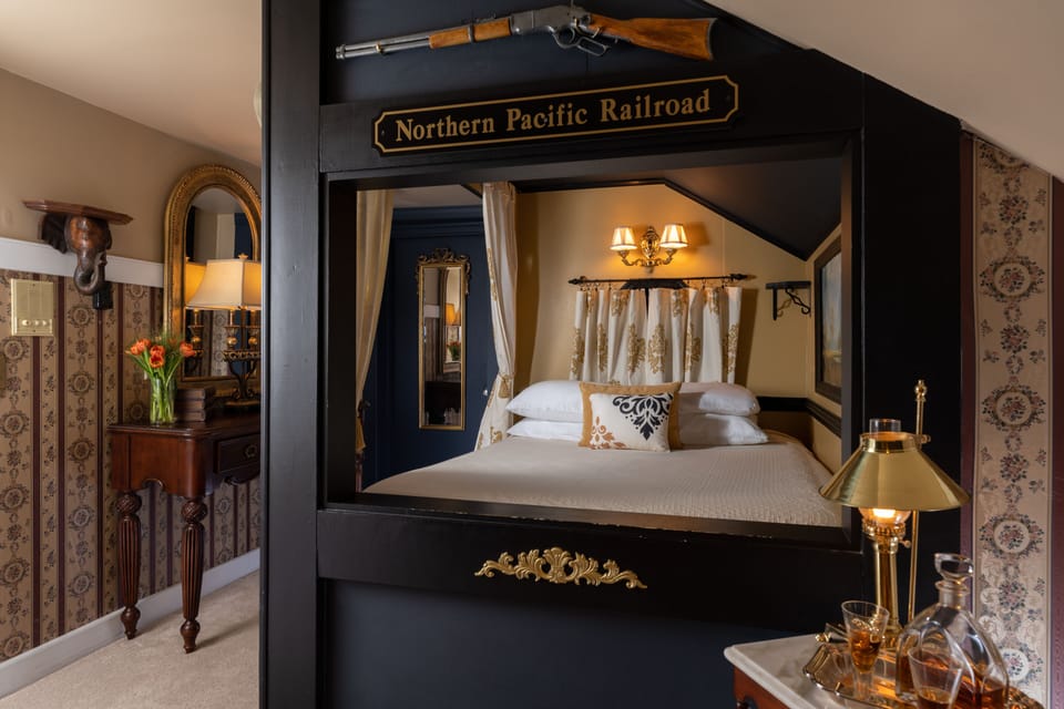 Deluxe Suite, 1 Queen Bed | Individually decorated, individually furnished, free WiFi, bed sheets