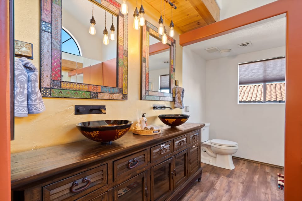 1st bedroom: En-suite full bathroom 