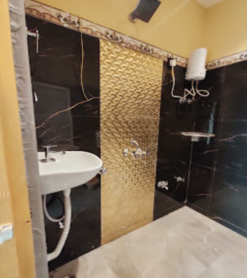 Shower, rainfall showerhead, free toiletries, towels