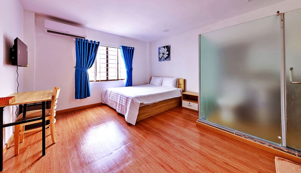 Standard Double Room | Minibar, individually decorated, individually furnished, desk