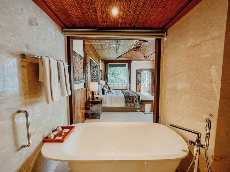 Suite, Balcony | Bathroom | Combined shower/tub, hydromassage showerhead, free toiletries