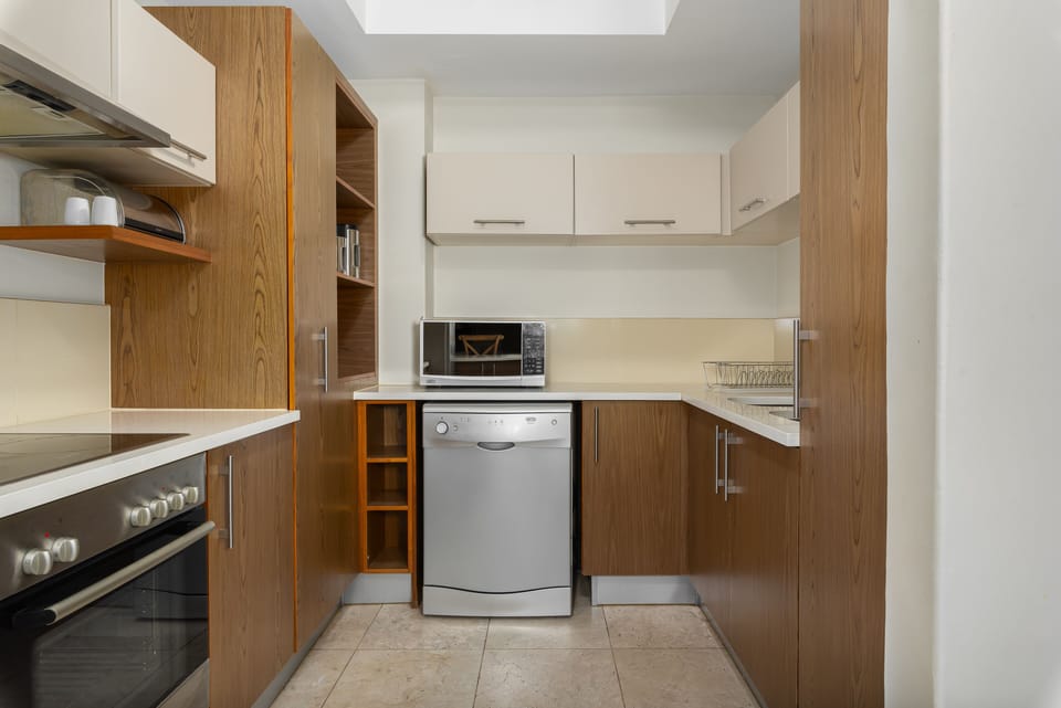 Exclusive Apartment | Private kitchen | Fridge, microwave, oven, stovetop