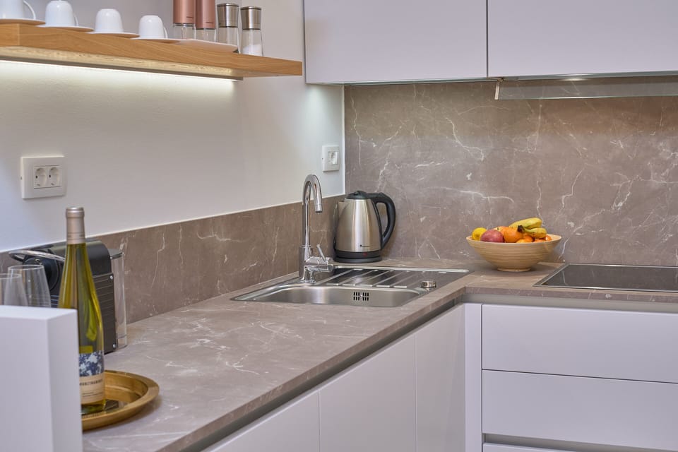 Deluxe Apartment | Private kitchen | Fridge, microwave, oven, stovetop