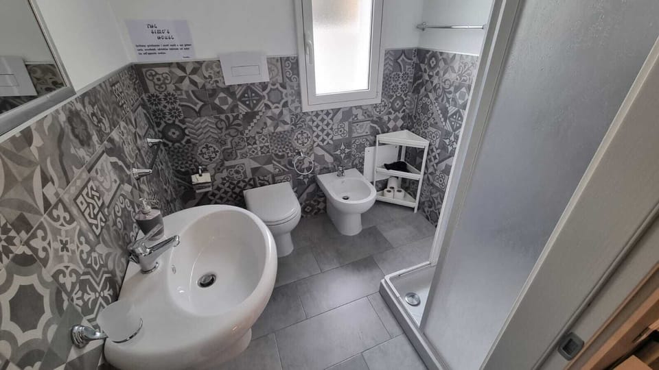 Standard Room, 1 Double Bed | Bathroom | Shower, towels