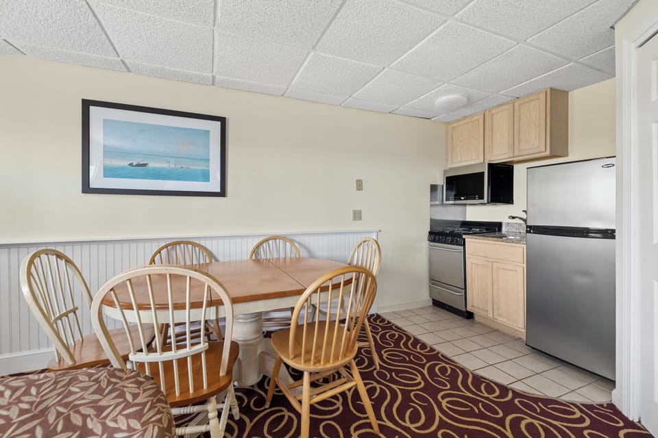 Superior Studio Suite, 2 Double Beds (Parlor Suite) | Private kitchen | Coffee/tea maker, microwave
