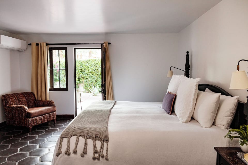 Deluxe Room (Estate Guestroom) | Living area | 50-inch Smart TV with digital channels, Netflix, streaming services