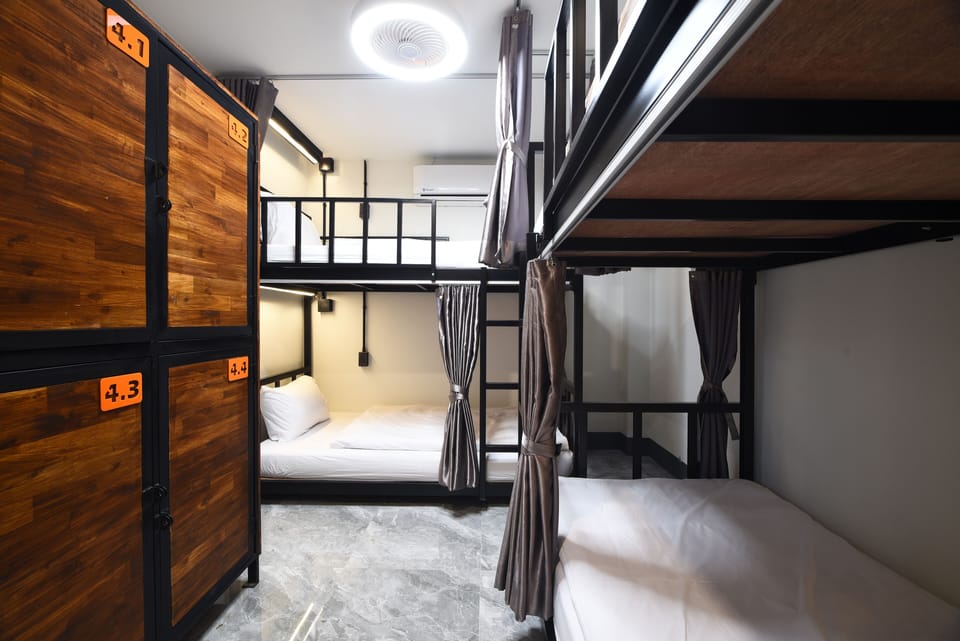 Dorm 4 Shared Bathroom- Age 18-40 | Free WiFi, bed sheets
