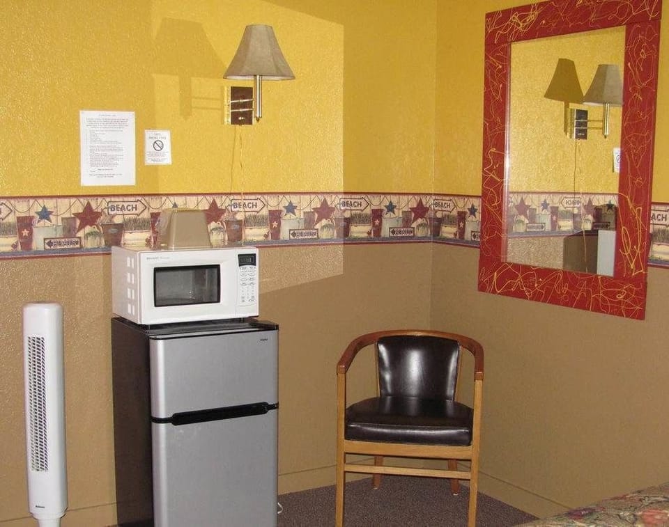Standard Room, 1 Queen Bed, Non Smoking | Free WiFi, bed sheets, alarm clocks, wheelchair access