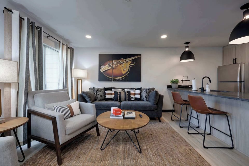 Modern vibes with stylish seating and a Nashville-inspired guitar artwork!