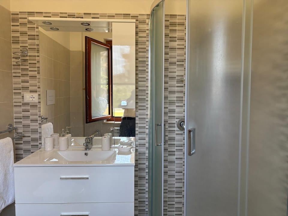 Deluxe Double or Twin Room | Bathroom | Hair dryer, slippers, bidet