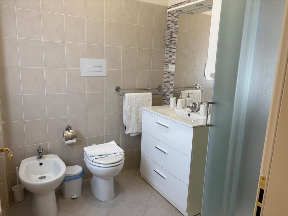 Deluxe Double or Twin Room | Bathroom | Hair dryer, slippers, bidet