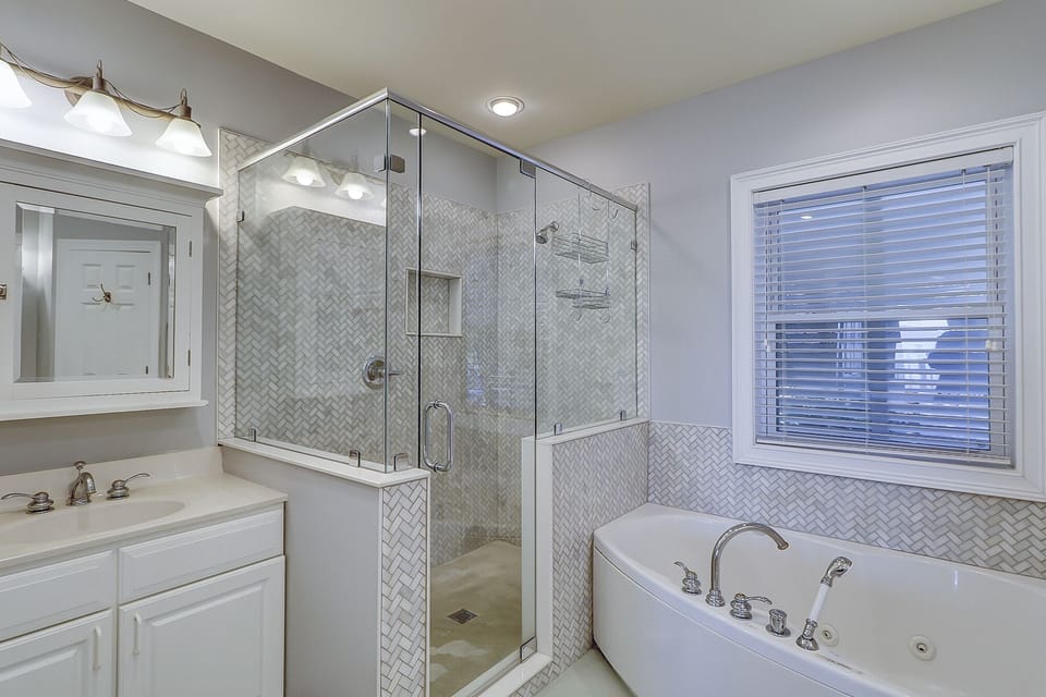 King Suite Full Bathroom